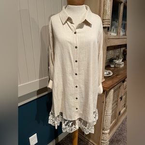 Beautiful linen Umgee shirt in excellent condition. Size XL. Sleeves button up